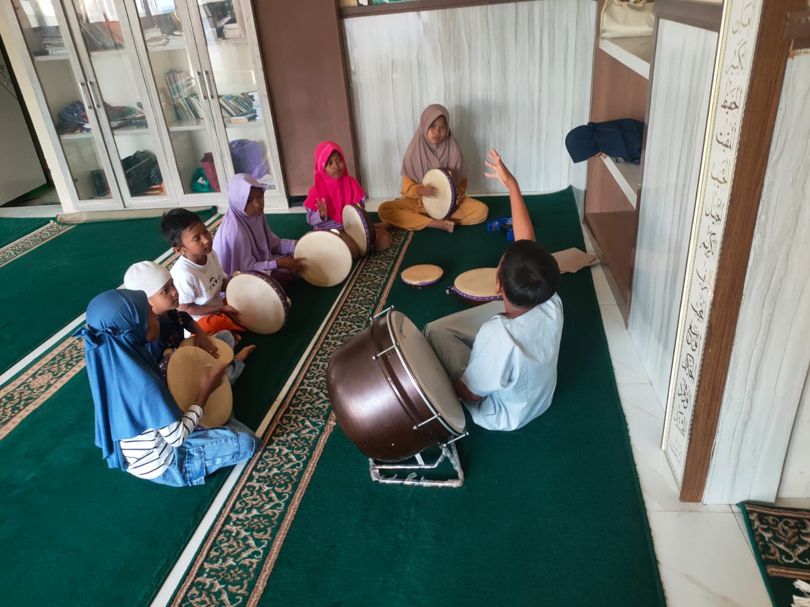 Foto Santri TPQ Masjid Baitul Muttaqin Semangat Mengaji dan Berlatih Hadroh